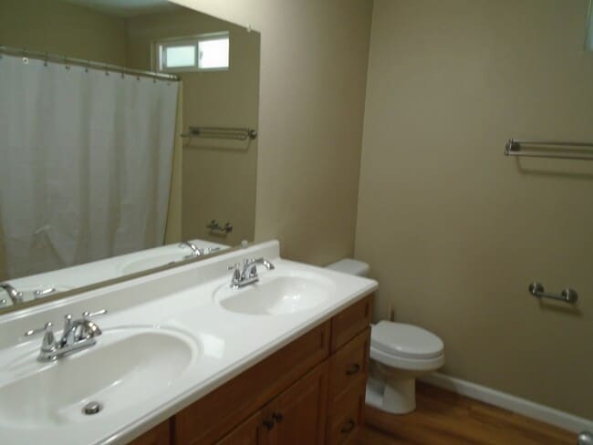 Building Photo - 3 BED 2 BATH HOUSE WITH FENCED BACKYARD IN SHASTA LAKE