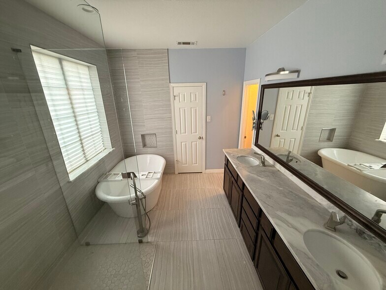 Ensuite Bathroom with garden tub and walk in shower - 2489 Yuma Dr