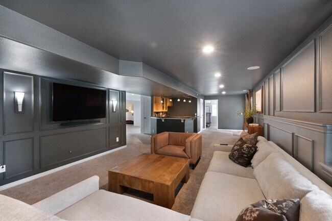 Building Photo - Elegant Mountain-View Retreat in Stone Cro...