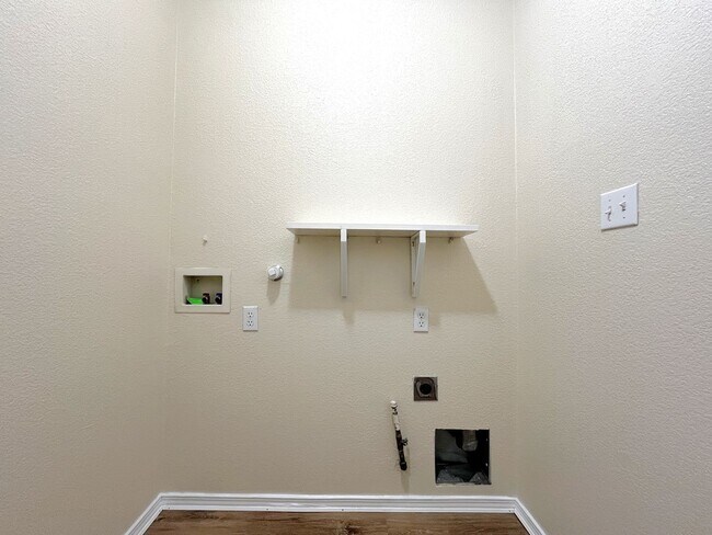 Building Photo - Fantastic 3 Bedroom, 2 Bath Home In The NE!