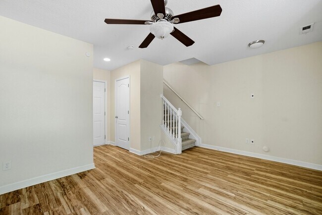 Building Photo - 230 Paradise Dr