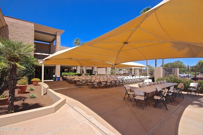 Building Photo - 1702 E Palm Beach Dr