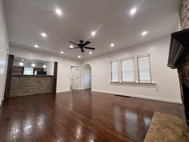 Living room - 433 N Cypress St