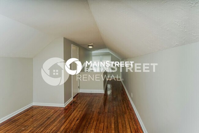 Building Photo - 3 Bedroom Pet-Friendly Home in Louisville, KY with Main Street Renewal