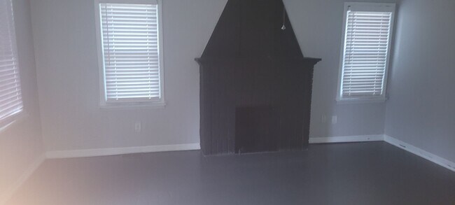 Building Photo - Lovely 3 Bedroom 2 Bath