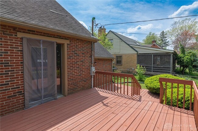 Building Photo - 521 Oakview Dr