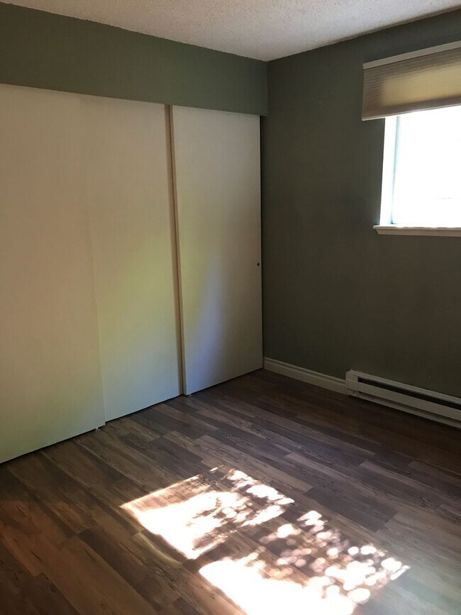 Building Photo - 3 Bed, 1.75 bath Condo w/2 parking spots i...