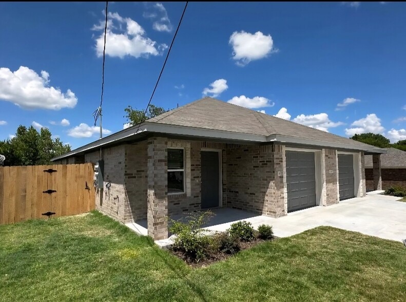 Primary Photo - 205 Elbert Ln