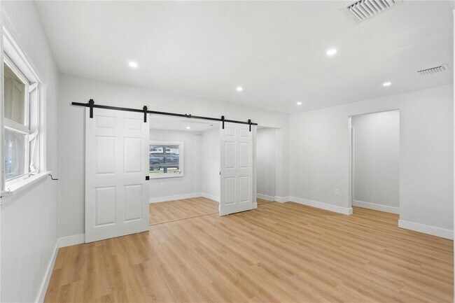 Building Photo - 1946 Rodman St