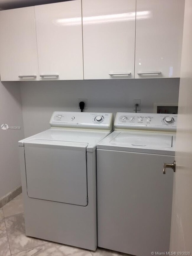 Building Photo - 17201 Collins Ave