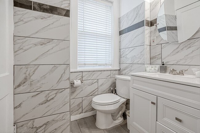 Building Photo - Furnished & Perfectly Located Downtown in ...