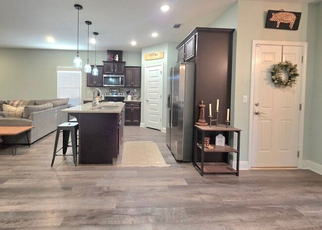 Building Photo - Splendid 3 Bed/2.5 Bath Home