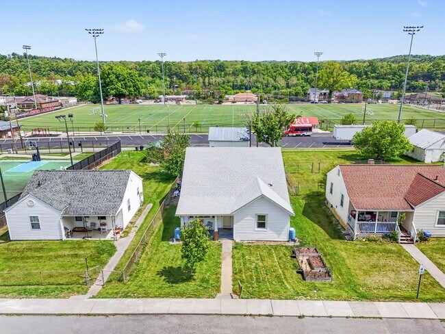 Building Photo - Spacious 5-Bedroom Home Near Radford University