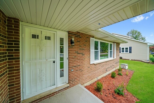 Building Photo - 1668 Hidden Valley Dr