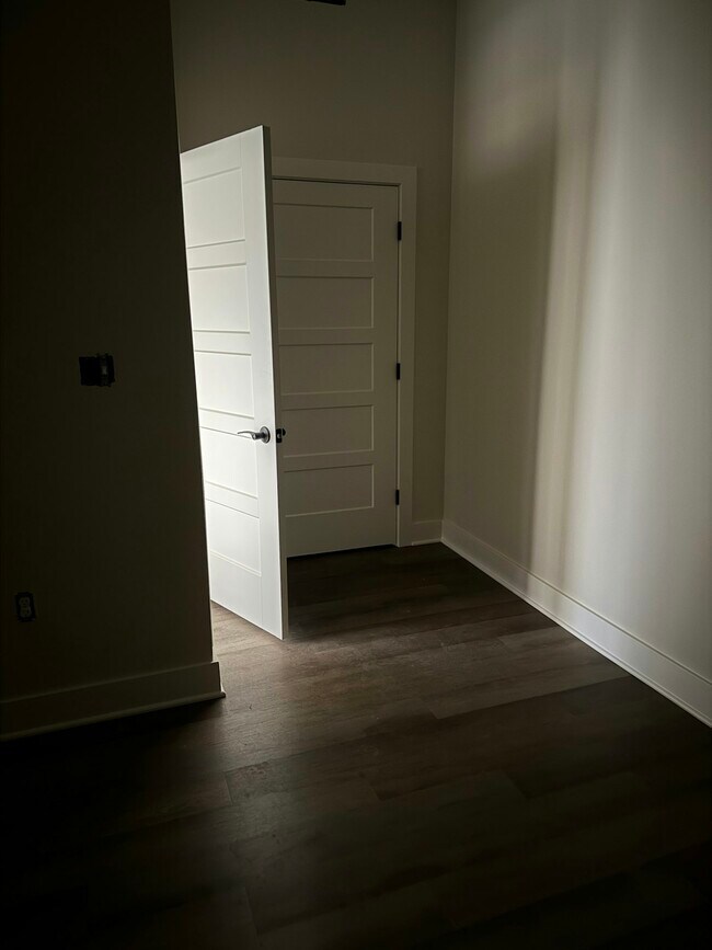 Building Photo - 106 E Erie St