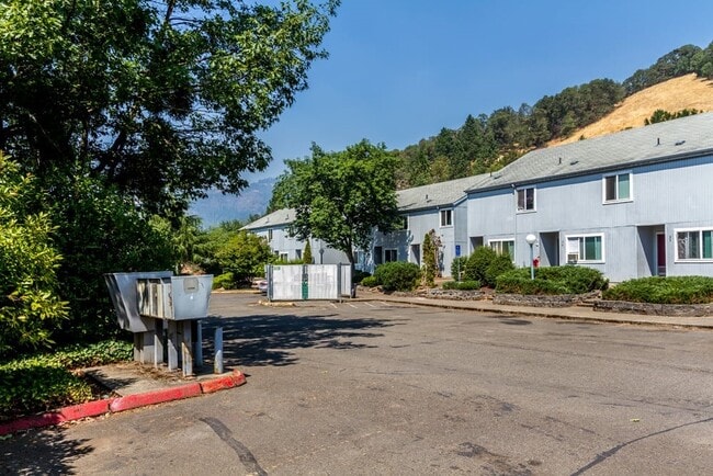 Building Photo - 721 SE Meadowlark Ave