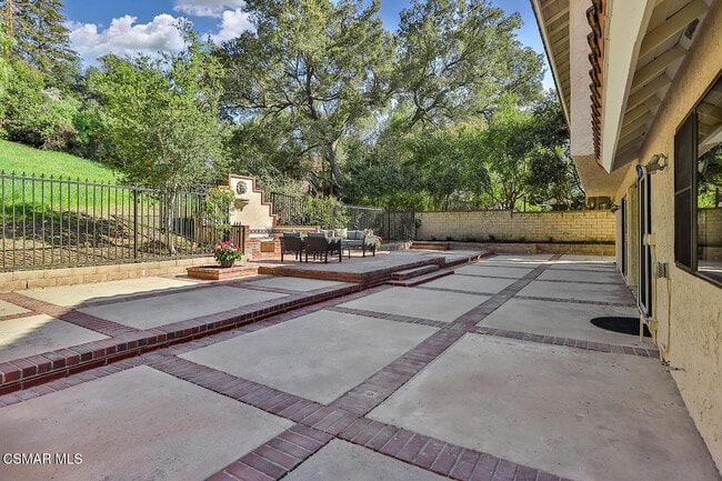 Building Photo - 270 Fox Hills Dr