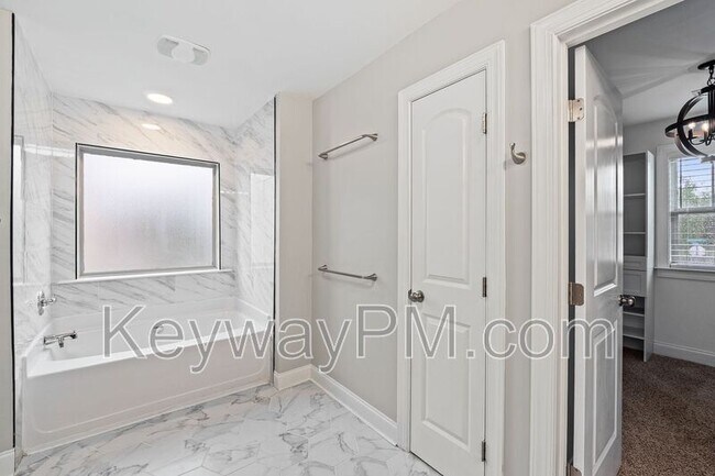 Building Photo - 336 Amersham Way