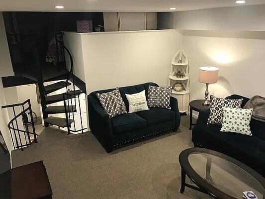 Building Photo - 211 Thompson St