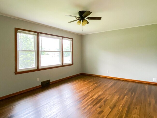 Building Photo - Beautiful 3 bedroom home recently updated