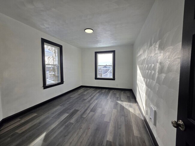 Building Photo - Fully updated 24 bedroom 1 bathroom apartment for rent in Crafton!