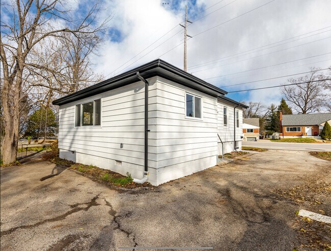 Building Photo - 6985 Beechmont Ave