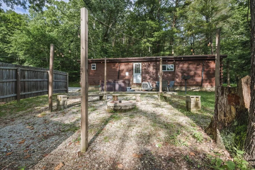 Building Photo - 15039 Pleasant Valley Rd