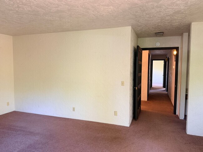 Building Photo - 4 Bed 2.5 Bath House with yard in McLaren Ranch