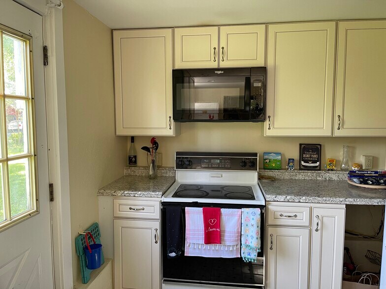 Newly renovated kitchen with washer/dryer - 6340 New St