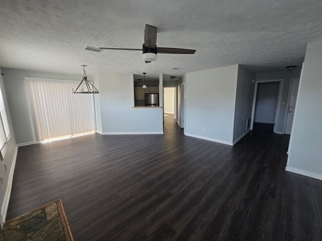 Building Photo - 979 Stewarts Creek Dr