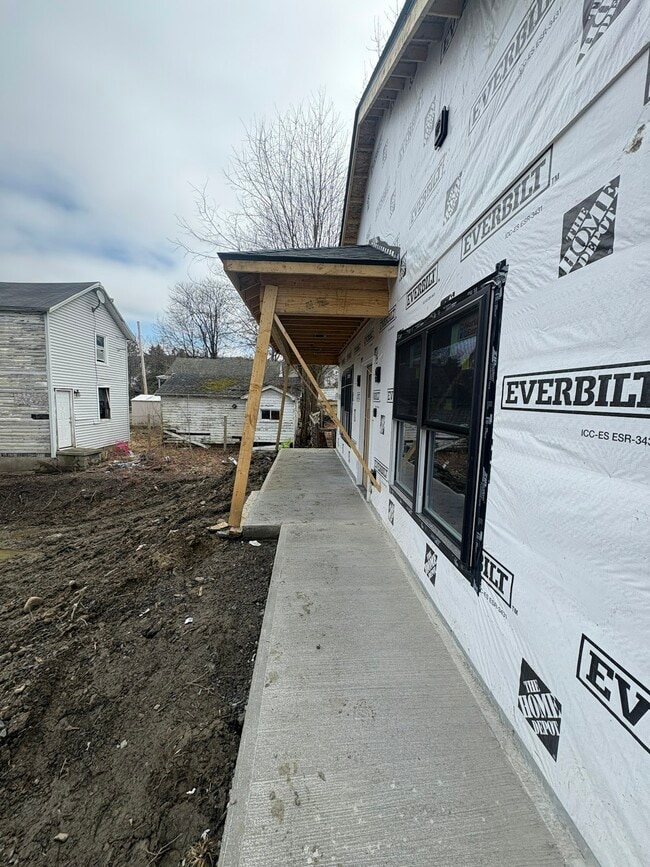 Building Photo - 617 E Locust St