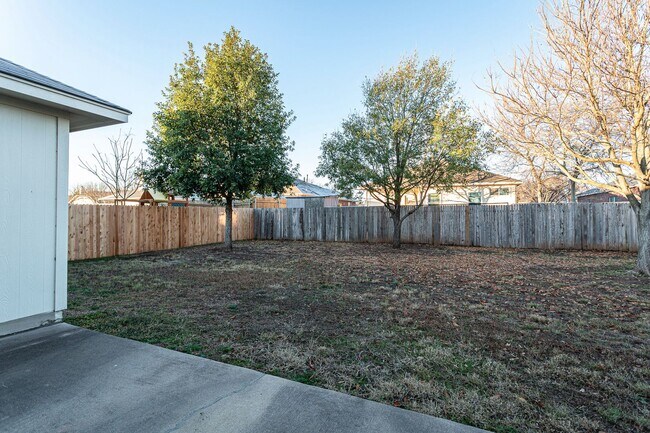 Building Photo - Comfortable 3BR/2BA Home with Vinyl Floori...