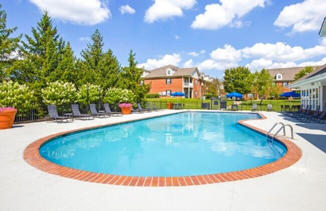 Building Photo - 9400 Clubview Dr
