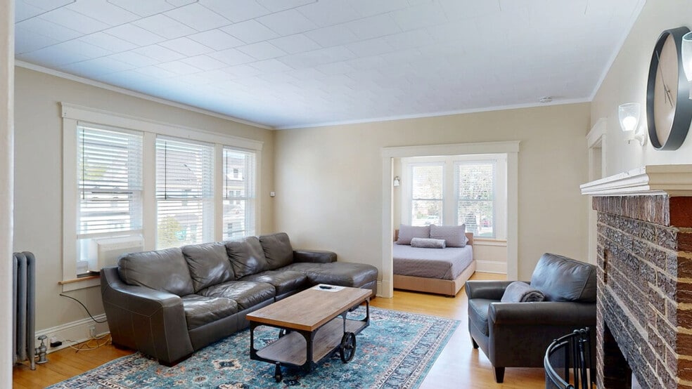 Building Photo - 128 1/2 Elm St