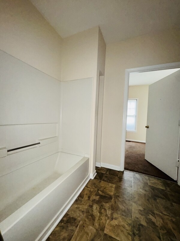 Building Photo - 1323 E 10th St