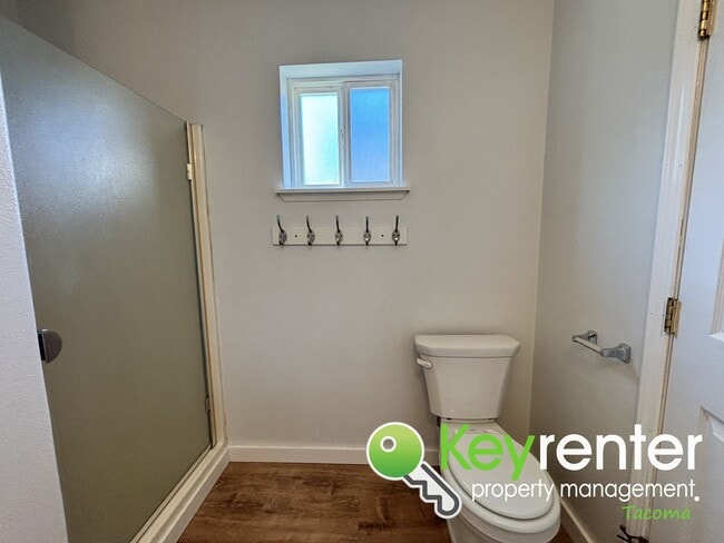 Building Photo - Stylishly Updated Lakewood Duplex Unit in ...