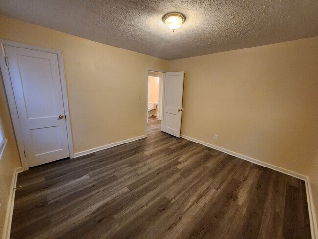 Building Photo - Adorable 2 bedroom with updates and washer/dryer hook-ups