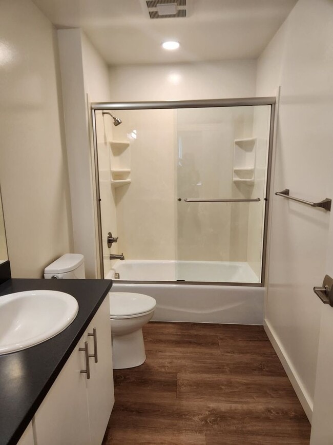 Building Photo - Golf View 2 Bedroom, 2 Bath Flat