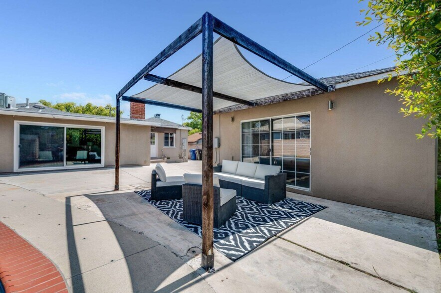 Building Photo - 6901 Bertrand Ave