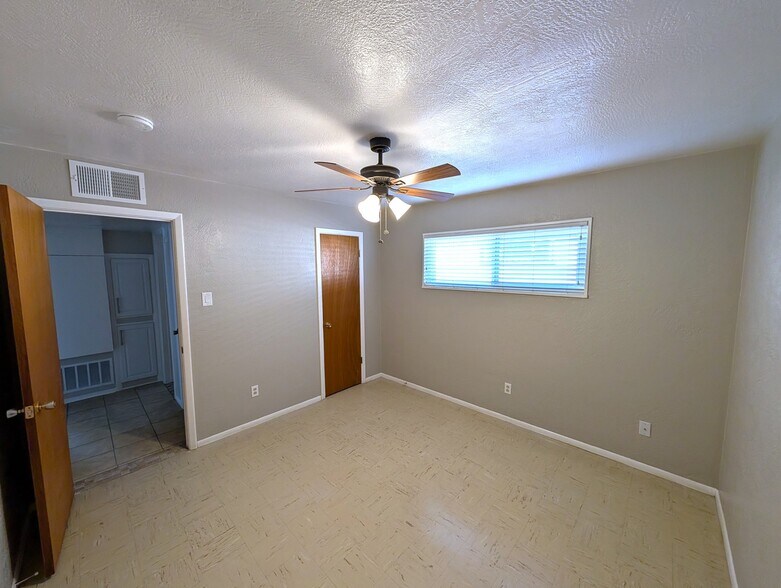 Building Photo - 10204 Candelaria Rd NE