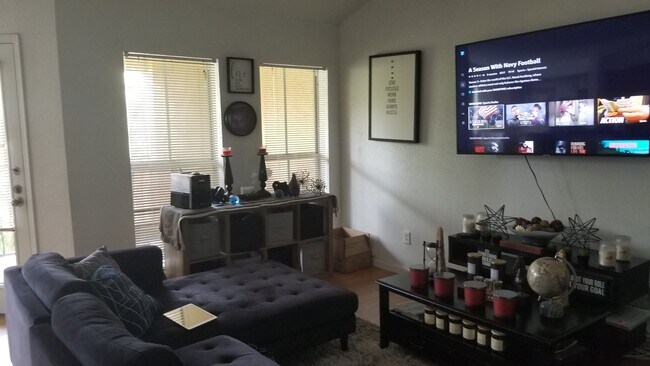 Building Photo - 977 Riverside Dr