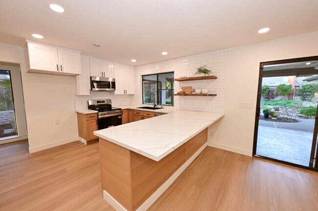 Building Photo - 8418 N Del Mar Ave