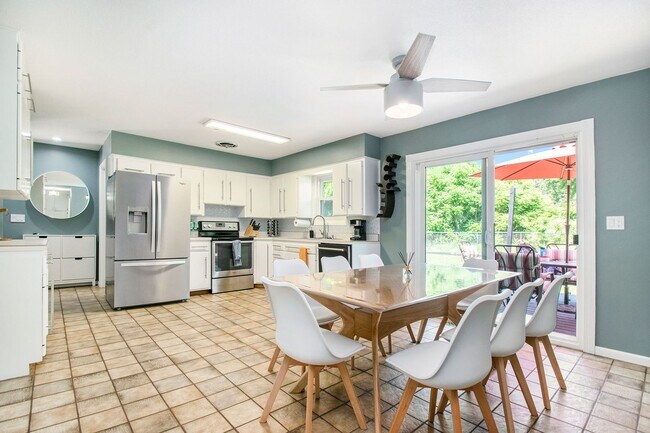 Building Photo - 6-8 months furnished 4 Bedroom 1.5 Bath