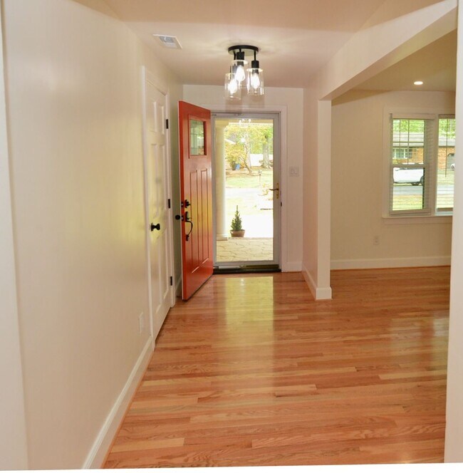 Building Photo - 817 Englewood Dr