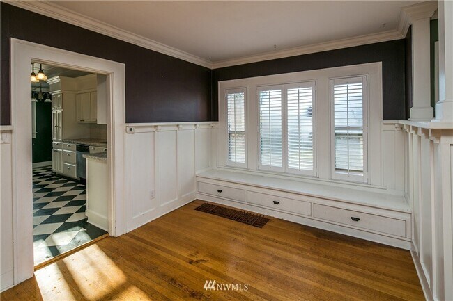 Building Photo - Walk to Schools, Downtown & Waterfront from Lettered Streets 5bd Home