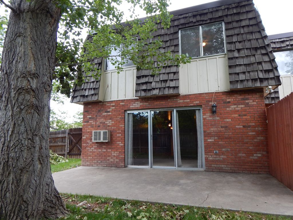 Building Photo - 905 E Swallow Rd