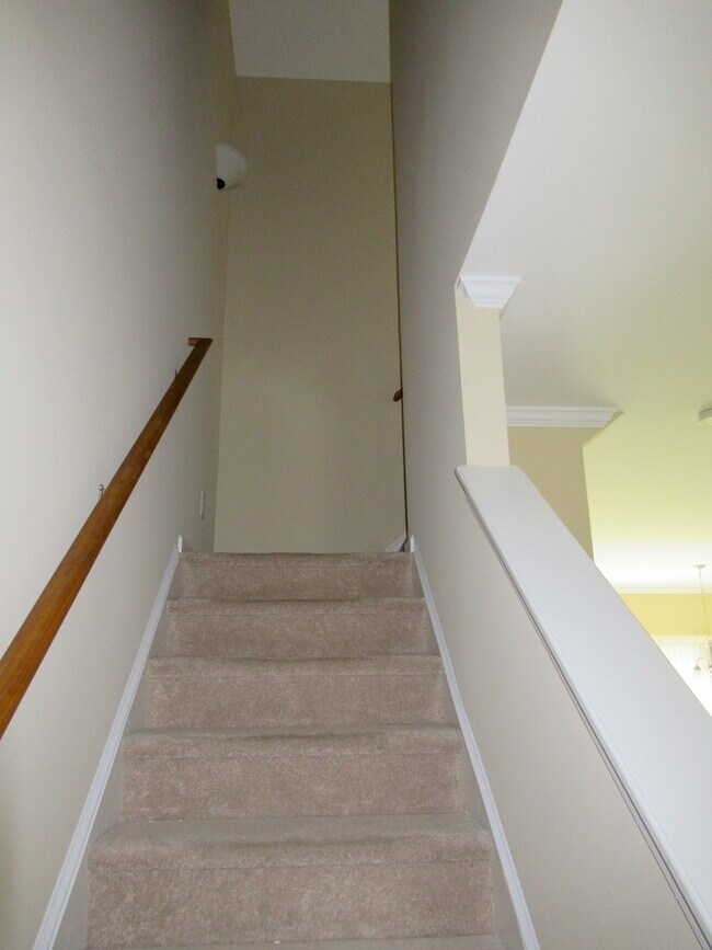 Building Photo - Three Bedroom Townhome in Richlands Close to Everything!!