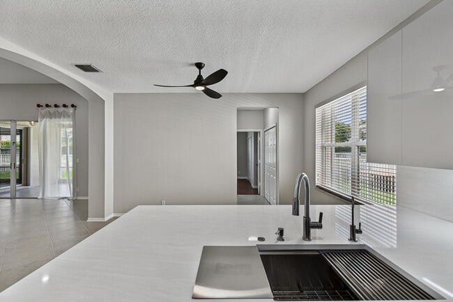 Building Photo - 12325 Cascades Pointe Dr