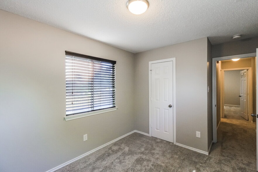 Building Photo - 4217 Glen Hollow Cir