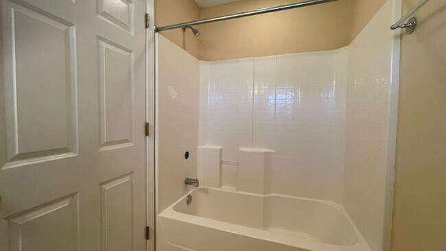 Building Photo - 2 Bedroom, 2.5 Bathrooms Townhome in the Heart of Savannah's Southside